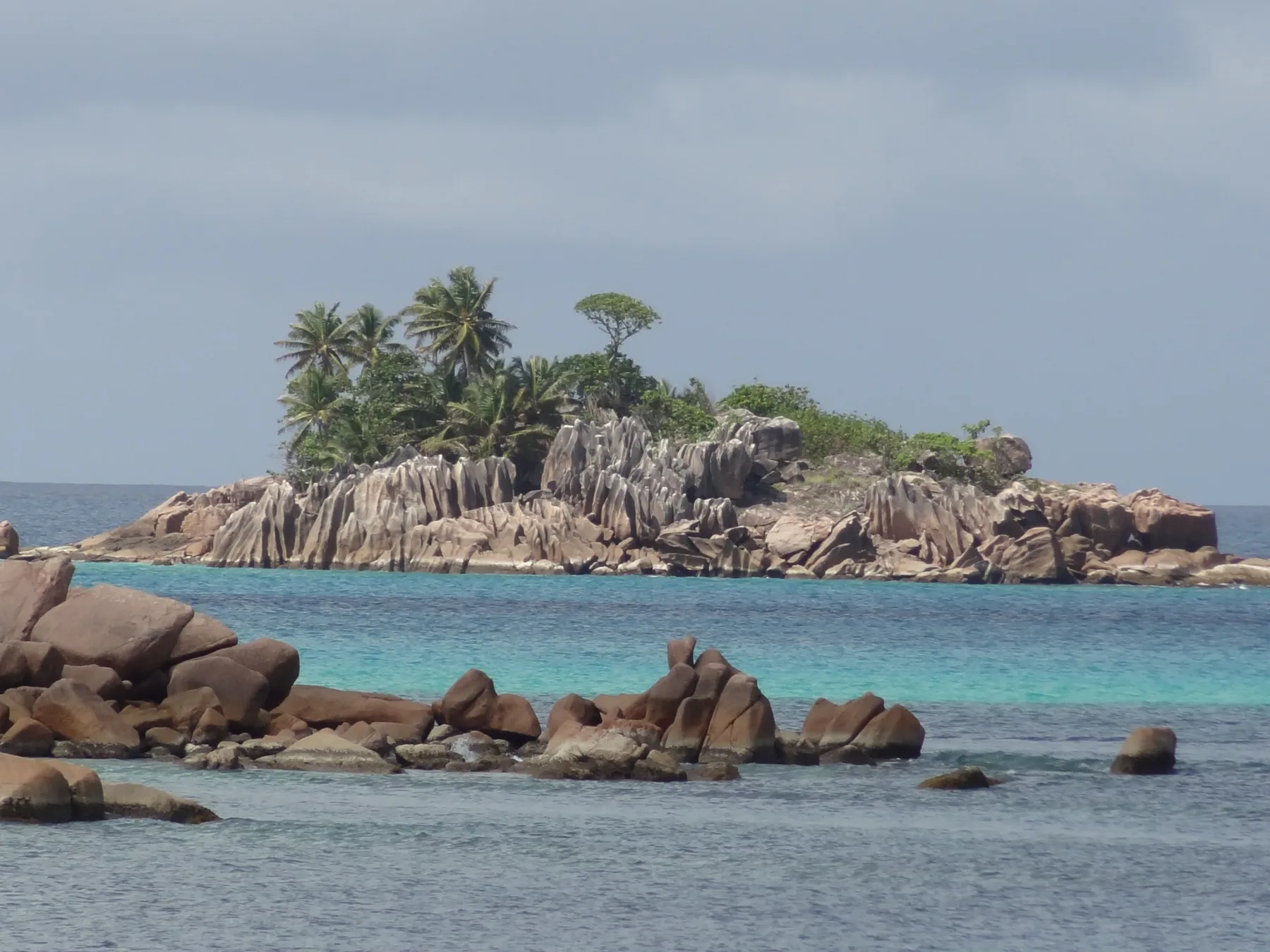 Vue sur une baie et un voilier