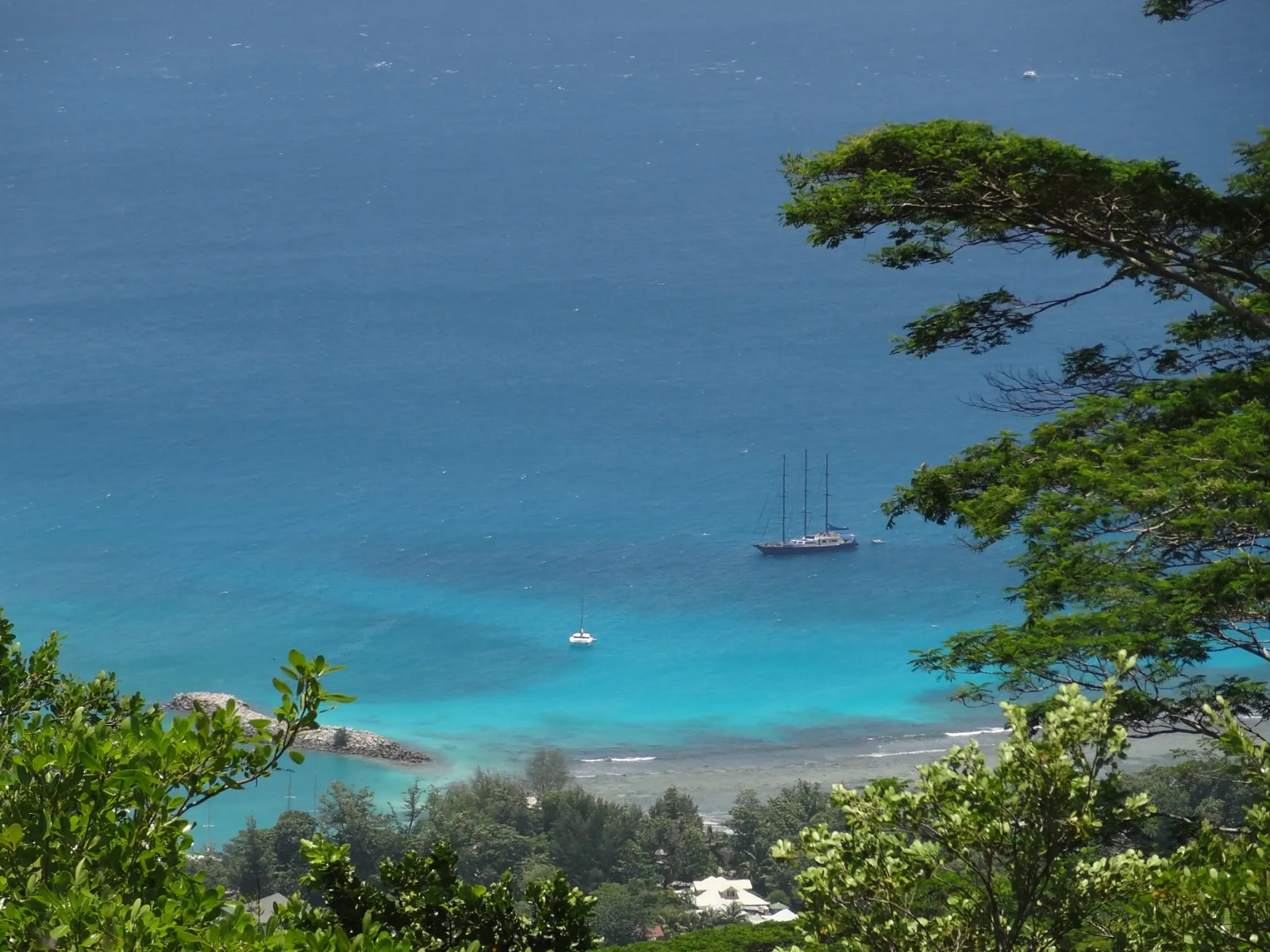 Voilier sur une baie turquoise des Seychelles