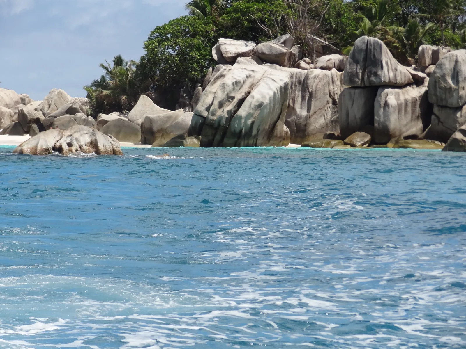 Rochers de granit et océan des Seychelles