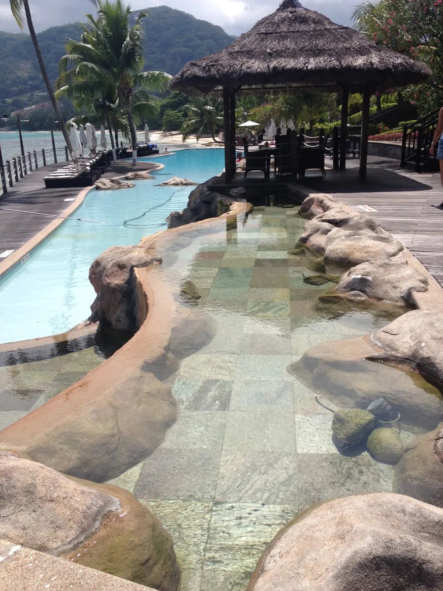 Transats et piscine tropicale