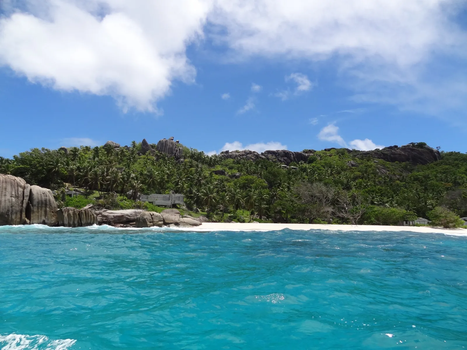 Crique rocheuse et eaux turquoise