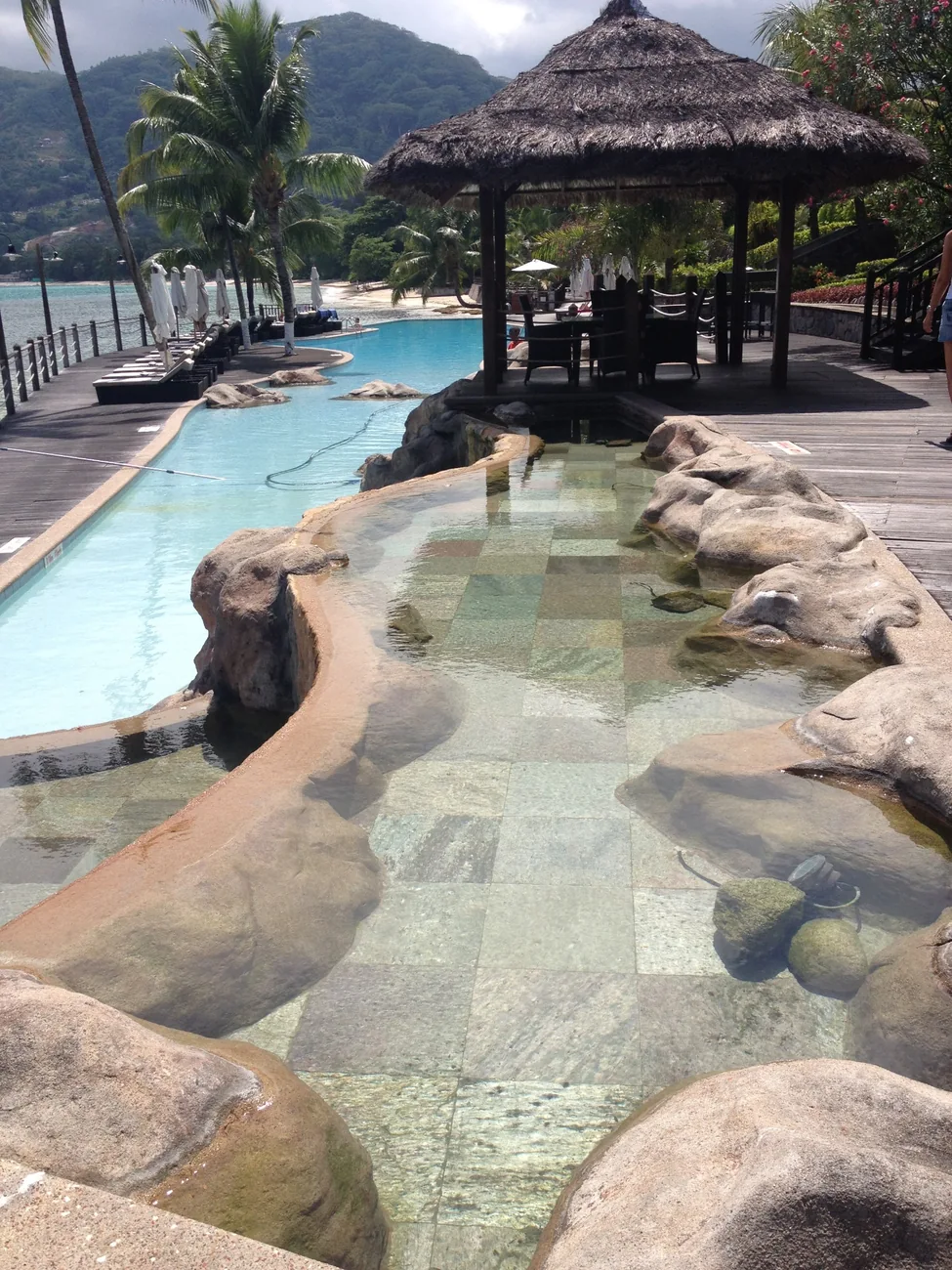 Piscine et ponton aux Seychelles
